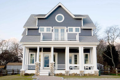 Diseño de fachada de casa gris marinera grande de dos plantas con revestimiento de vinilo, tejado a dos aguas y tejado de teja de madera