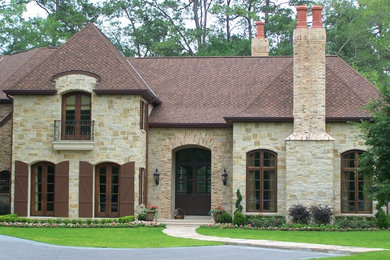Cette photo montre une façade de maison multicolore chic en pierre.