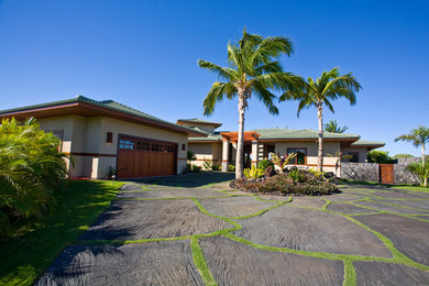 ハワイにあるラグジュアリーな巨大なビーチスタイルのおしゃれな家の外観 (漆喰サイディング) の写真