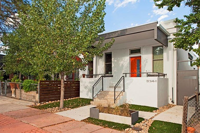 Mittelgroßes, Einstöckiges Stilmix Einfamilienhaus mit Putzfassade, weißer Fassadenfarbe und Flachdach in Denver
