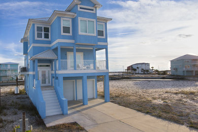 Diseño de fachada azul costera de tres plantas