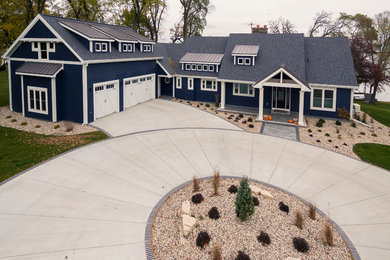 Foto de fachada de casa azul de estilo americano de dos plantas con revestimiento de aglomerado de cemento y tejado de varios materiales
