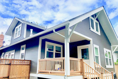 Inspiration pour une façade de maison bleue traditionnelle en bois de taille moyenne et à un étage avec un toit à deux pans et un toit en shingle.