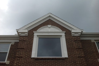 Foto de fachada de casa clásica de dos plantas con revestimiento de vinilo