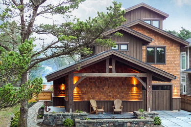 Imagen de fachada de casa marrón rural de tamaño medio de dos plantas con revestimiento de madera, tejado a dos aguas y tejado de teja de madera