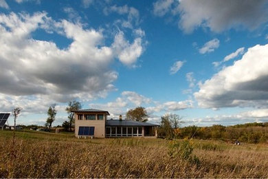 Zweistöckiges Modernes Haus mit brauner Fassadenfarbe und Blechdach in Minneapolis