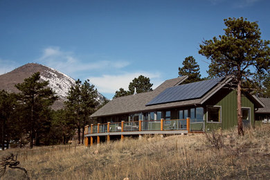 Imagen de fachada de casa verde rural de tamaño medio de una planta con revestimiento de madera, tejado a dos aguas y tejado de teja de madera