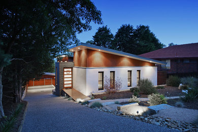 На фото: большой, разноцветный частный загородный дом в современном стиле с комбинированной облицовкой, вальмовой крышей, металлической крышей и разными уровнями