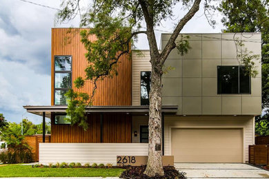 Großes, Zweistöckiges Modernes Einfamilienhaus mit Mix-Fassade, beiger Fassadenfarbe, Walmdach und Ziegeldach in Houston