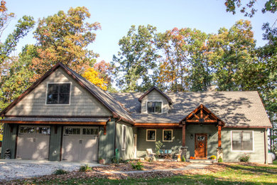 Réalisation d'une façade de maison verte craftsman en bois de taille moyenne et à un étage avec un toit à deux pans.