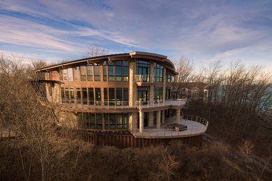 Geräumiges, Dreistöckiges Modernes Einfamilienhaus mit Blechdach, schwarzem Dach, Mix-Fassade und brauner Fassadenfarbe in Grand Rapids