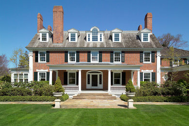 Свежая идея для дизайна: трехэтажный, кирпичный, большой, красный частный загородный дом в классическом стиле с крышей из гибкой черепицы - отличное фото интерьера