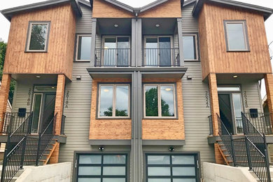Mittelgroße Moderne Doppelhaushälfte mit Mix-Fassade, bunter Fassadenfarbe, Walmdach und Schindeldach in Portland