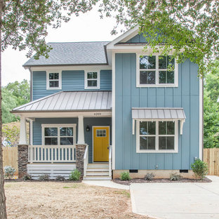 Zweistöckiges, Blaues Maritimes Einfamilienhaus mit Vinylfassade und Misch-Dachdeckung in Charlotte