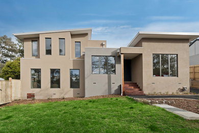 Aménagement d'une façade de maison marron moderne à un étage avec un toit en métal.
