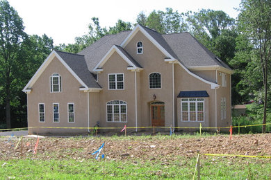 Modelo de fachada de casa beige clásica grande de dos plantas con revestimiento de vidrio y tejado de teja de madera