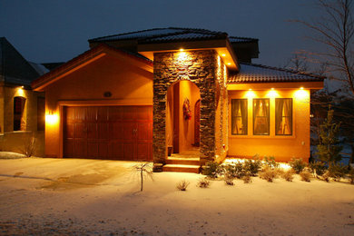 Diseño de fachada de casa tradicional de tamaño medio de dos plantas con revestimientos combinados, tejado a cuatro aguas y tejado de teja de barro