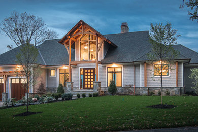 Diseño de fachada de casa gris tradicional renovada de dos plantas con tejado a cuatro aguas y tejado de teja de madera