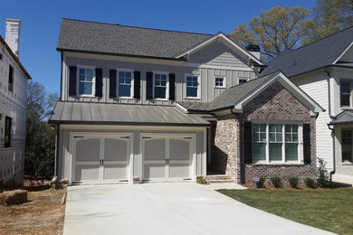 Mittelgroßes, Zweistöckiges Klassisches Einfamilienhaus mit Mix-Fassade, grauer Fassadenfarbe, Satteldach und Misch-Dachdeckung in Atlanta