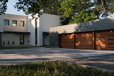 Foto della facciata di una casa grande bianca contemporanea a due piani con rivestimento in metallo