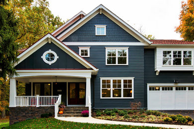 Ispirazione per la facciata di una casa grande blu american style a due piani con rivestimento in legno