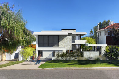 Diseño de fachada de casa blanca y blanca costera grande de tres plantas con revestimiento de piedra, tejado plano y tejado de metal