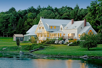 Große, Dreistöckige Country Holzfassade Haus mit grauer Fassadenfarbe und Satteldach in Portland Maine