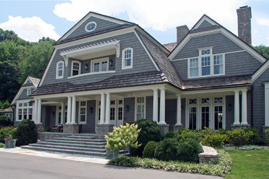 Imagen de fachada gris campestre extra grande de dos plantas con revestimiento de madera y tejado a doble faldón