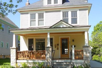 Dreistöckige Urige Holzfassade Haus mit weißer Fassadenfarbe und Walmdach in Burlington