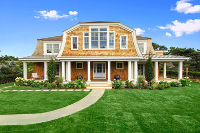 Imagen de fachada marrón de estilo de casa de campo grande de dos plantas con revestimiento de madera y tejado a doble faldón