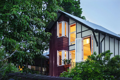 На фото: маленький, трехэтажный, разноцветный, деревянный частный загородный дом в современном стиле с полувальмовой крышей и металлической крышей для на участке и в саду с