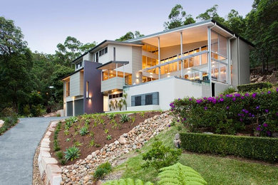 Geräumiges, Dreistöckiges Modernes Haus mit Mix-Fassade, grüner Fassadenfarbe und Pultdach in Brisbane