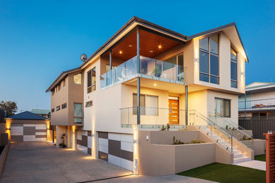 Imagen de fachada de casa beige minimalista grande de dos plantas con tejado a cuatro aguas