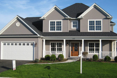 Imagen de fachada de casa gris clásica de tamaño medio de dos plantas con revestimiento de madera, tejado a cuatro aguas y tejado de teja de madera