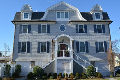 Foto de fachada de casa gris marinera de tamaño medio de tres plantas con revestimiento de madera y tejado a doble faldón
