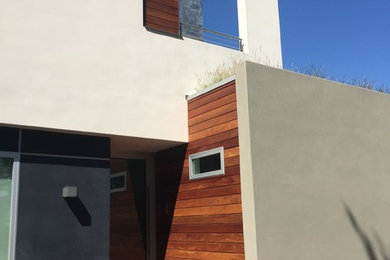 Großes, Zweistöckiges Modernes Einfamilienhaus mit Putzfassade, bunter Fassadenfarbe und Flachdach in Los Angeles