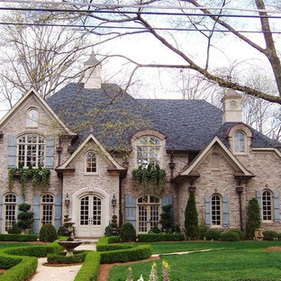 Immagine della facciata di una casa classica con rivestimento in mattoni