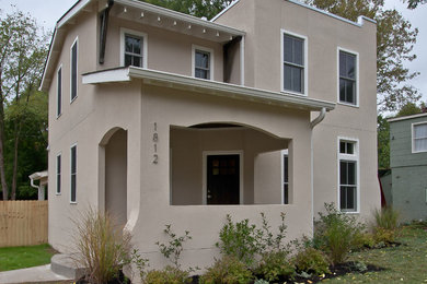 Diseño de fachada beige contemporánea de tamaño medio de dos plantas con revestimiento de estuco y tejado a la holandesa