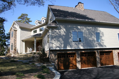 Пример оригинального дизайна: двухэтажный, бежевый дом среднего размера в стиле неоклассика (современная классика) с облицовкой из винила