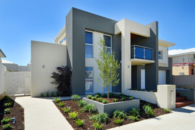 Foto de fachada de casa multicolor moderna grande de dos plantas con revestimiento de hormigón, tejado plano y tejado de metal