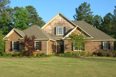 Diseño de fachada de casa marrón clásica grande de dos plantas con revestimiento de ladrillo, tejado a cuatro aguas y tejado de teja de madera