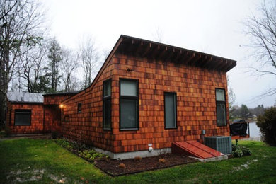 Diseño de fachada contemporánea pequeña de una planta con revestimiento de madera