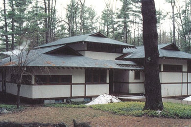 Imagen de fachada de casa blanca de estilo zen grande de dos plantas con revestimiento de estuco y tejado de teja de madera