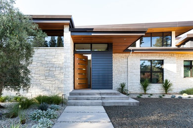 Modernes Haus mit Steinfassade, weißer Fassadenfarbe und Flachdach in Sacramento