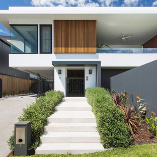 Diseño de fachada de casa blanca, moderna, grande, de tres plantas, con revestimiento de metal, tejado plano y tejado de metal