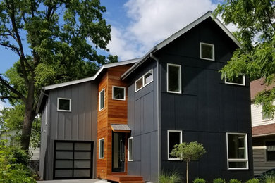 Ejemplo de fachada de casa gris contemporánea de tamaño medio de dos plantas con revestimientos combinados, tejado a dos aguas y tejado de teja de madera