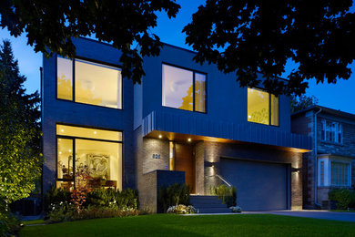 Foto de fachada de casa multicolor actual de tamaño medio de dos plantas con revestimientos combinados y tejado plano
