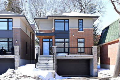 Imagen de fachada gris contemporánea de tamaño medio de dos plantas con revestimientos combinados y tejado a cuatro aguas