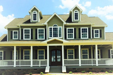 Imagen de fachada de casa verde de estilo americano grande de dos plantas con revestimiento de madera, tejado a dos aguas y tejado de teja de madera