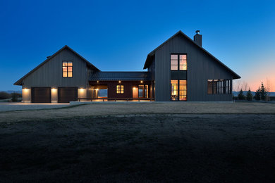 Diseño de fachada gris de estilo de casa de campo grande de dos plantas con revestimiento de metal y tejado a dos aguas